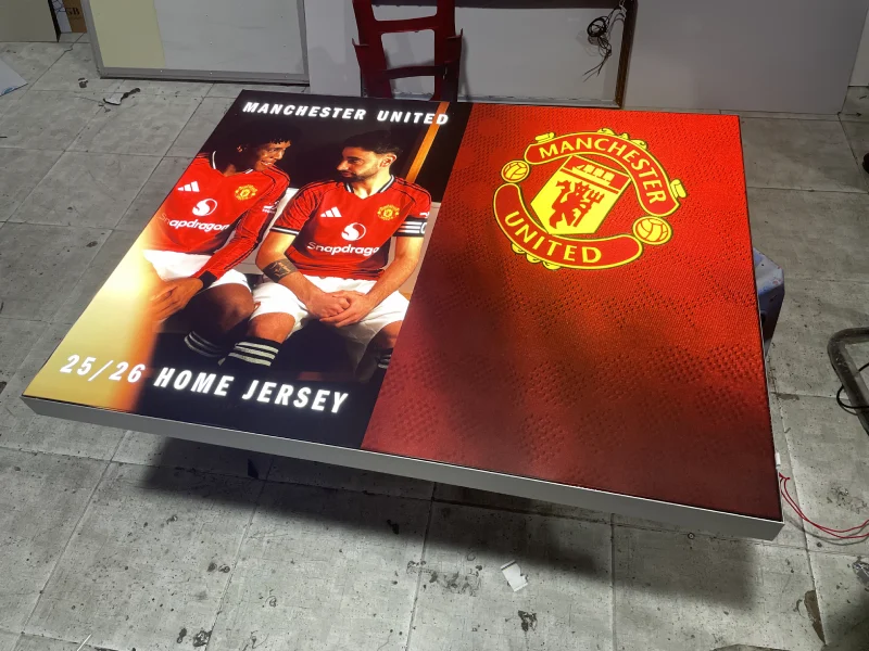 Hộp đèn không viền nhét ron dày 6cm gắn hình ảnh và logo đội bóng MU